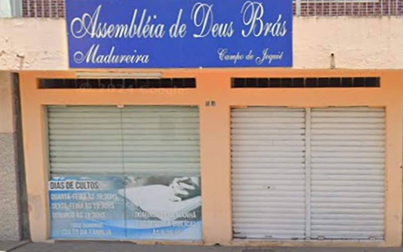 Fachada frontal da casa comercial com entrada principal